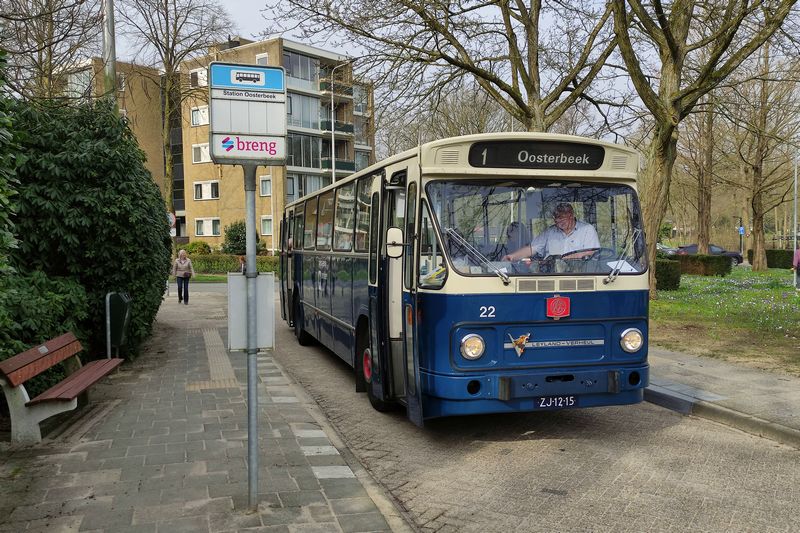 Rondrit met museumbussen door Arnhem